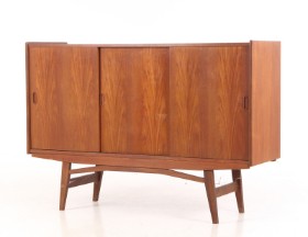 Dansk møbeldesign. Skænk af teak, 1950-60'erne