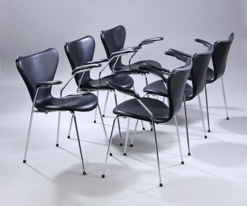 Arne Jacobsen. Et sæt på seks armstole Syveren, model 3207, sort anilin læder. (6)