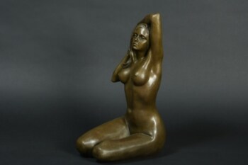 Bronzeskulptur, poserende pige