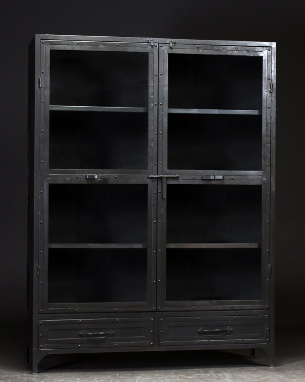Vitrineskab i metal. Rustikt look. Industrielt design
