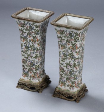 Et par store vaser af porcelæn, montering af metal. (2)
