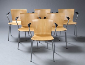 Vico Magistretti for Fritz Hansen. Et sæt på seks armstole / stabelstole af fineret asketræ. (6)