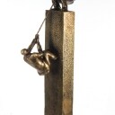 Sax O. Skulptur af patineret messing: 'Teamwork', H. 88 cm