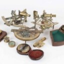 En samling navigationsinstrumenter af messing. (10)