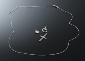 Jewlschp. Tre diamantvedhæng, 18 kt hvidguld samt halskæde  (4)