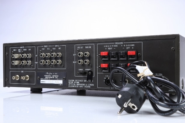 Accuphase. Integrated Stereo Amplifier model E-203