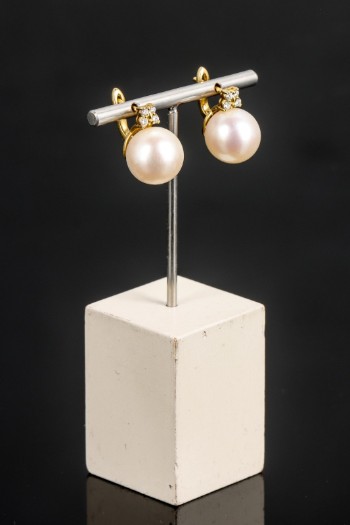 Vi Pont. Et par perle- og diamant øreringe af 14 kt. guld (2)