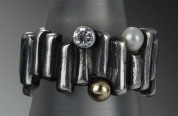 Rauff. Ring i sterlingsølv med perle og cubic zirkon, 14,2 gram