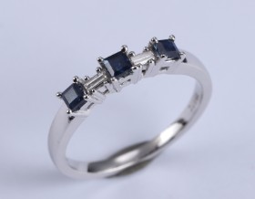 Engelsk safir- og diamantring i 18 kt. hvidguld