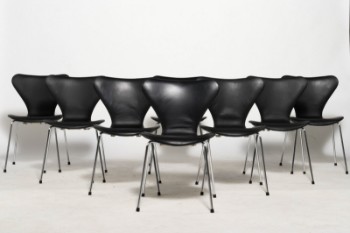 Arne Jacobsen. Syveren. Otte spisestole betrukket med sort læder,  model 3107 (8)