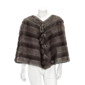 6960 - Naja Lauf for Kopenhagen Fur. Poncho af mink. str. Onesize