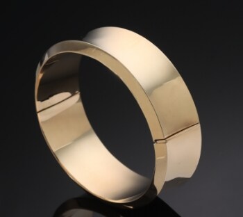 Jens Poul Asby. Bred armring af 14 kt. guld