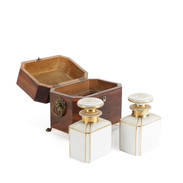 Engelsk rosewood tea caddy, indeholdende to flakoner af porcelæn, 1800-tallet