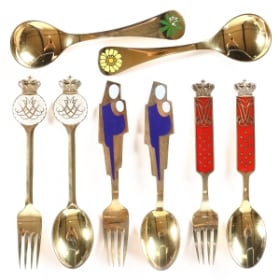 A. Michelsen og Georg Jensen. En samling jule-, års- ogerindringsbestik af forgyldt sterlingsølv. (8)
