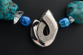 Connectionlås af sterling sølv med diamanter, dertil en kæde med mix af turkis, ferskvands kulturperler og krystaller