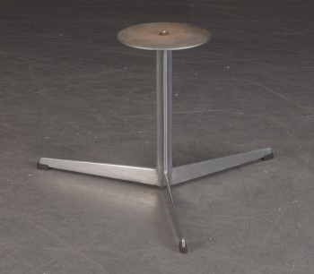 Arne Jacobsen. Helstøbt profileret tre-pas fod af aluminium.