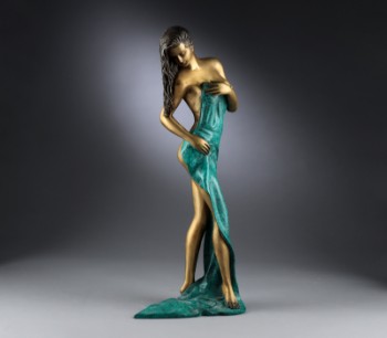 Ubekendt broncestøber. Stående kvinde med klæde af bronce