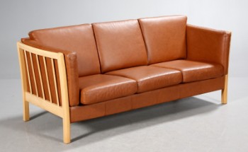 Dansk møbelproducent. Tre-pers. sofa, brunt læder