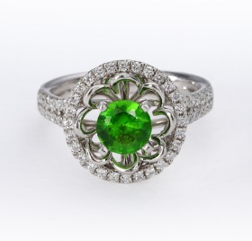 SUN. Openwork rosette ring in platinum adorned with peridot and diamonds, total approx. 0.36 ct.