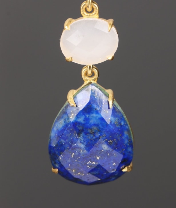 A pair of gold-plated sterling silver earrings with lapis lazuli and white agate (2)