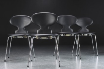 Arne Jacobsen. Fire stole, Myren, sort anilinlæder, model 3101 (4)