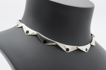 Hans Hansen halskæde / collier af sterling sølv med sort emalje, dessin 315b