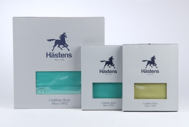 127. Hästens. Double, extra long duvet cover and two pillowcases, Satin Pure Emerald Green and Avocado Green, respectively 275x240 and 50x60 cm (3)