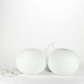 Jasper Morrison. Et par pendler af hvidt opalglas, model 'Glo-Ball S2' (2)