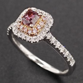 Diamond ring with red violet diamond of 14 kt. white gold, total approx. 0.58 ct.