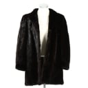 Short coat made of mahogany-colored mink. Approx. size M.