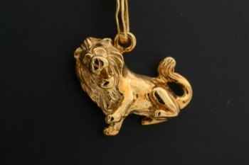 Stjernetegnsvedhæng, Løven af 8 kt. guld, dertil en kæde af forgyldt sterling sølv