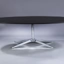 Florence Knoll. Spisebord/konferencebord, oval plade af sortlasseret træ.