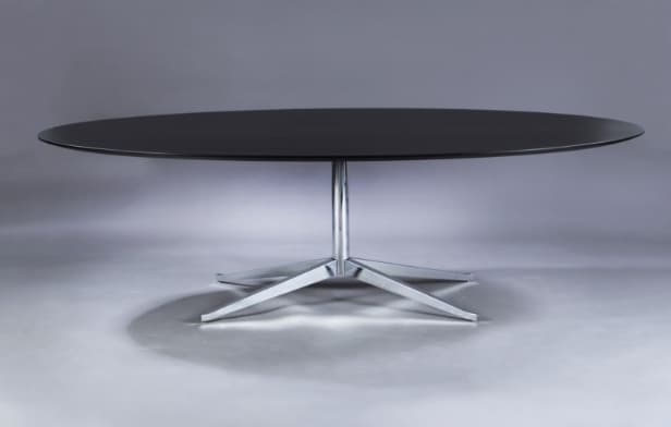 Florence Knoll. Spisebord/konferencebord, oval plade af sortlasseret træ.