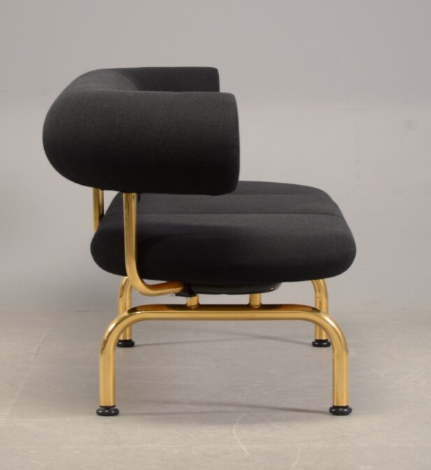 Johannes Foersom & Peter Hjort Lorenzen. Pipeline sofa sort med guld forkromning