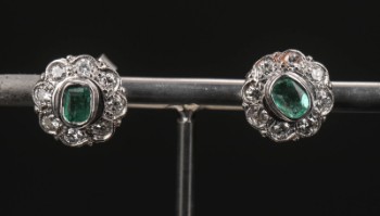 Et par vintage smaragd- og diamant ørestikker af 14 kt. hvidguld (2)