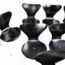 Arne Jacobsen (1902-1971) 'Syveren' Fjorten sorte stole model 3107. (14)