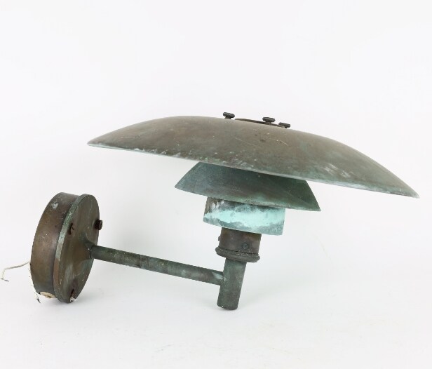 Poul Henningsen for Louis Poulsen: Outdoor wall lamp made of patinated copper.