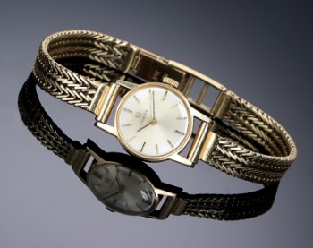 Omega. Damearmbåndsur med urkasse og sidebenslænke af 14 kt. guld, ca. 1965