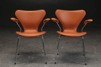 Arne Jacobsen. To stole model 3207. Læder