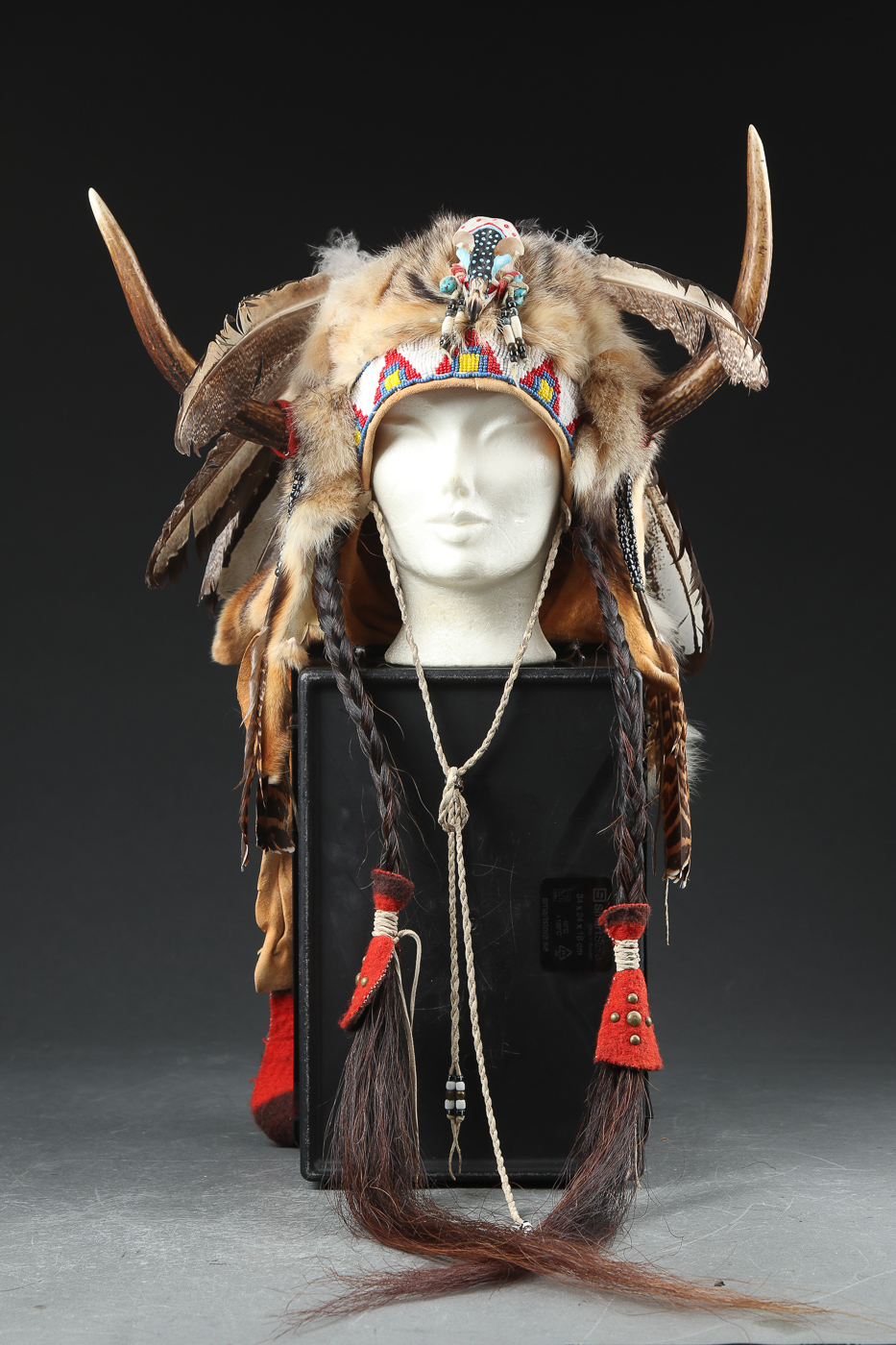 kontakt malt ihærdige Ceremonielt høvding Indianer hat,1900-tallet anden halvdel | Lauritz.com