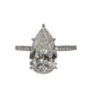Solitairering af 14 kt hvidguld, med stor dråbesleben laboratoriefremstillet diamant, ca 4.22 ct