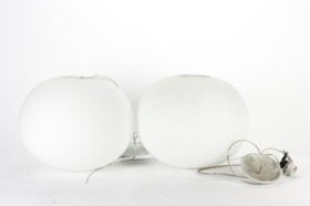 Jasper Morrison. Et par pendler af hvidt opalglas, model 'Glo-Ball S2' (2)