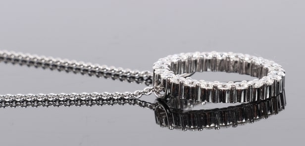 Katerina Pitzner. 'Infinity' Diamant-vedhæng, 18 kt hvidguld, str. medium m/ lang kæde, 2.00 ct.