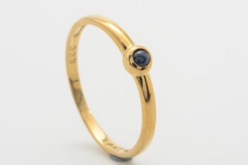 Ring med cabochonsleben safir, af 8 kt. guld, str. 52