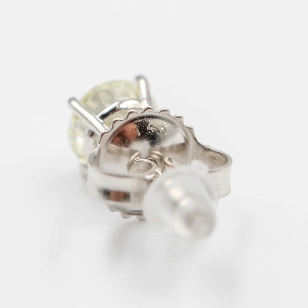 Pair of natural brilliant earrings in 14 kt gold, 1.00 ct. (2)