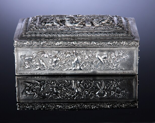 Kinesisk æske af sølv rigt dekoreret med fohunde, fugle mv., ca. 1880-1900