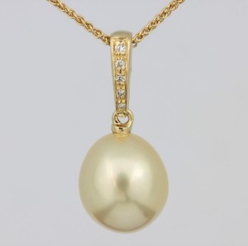 South sea pearl pendant in 14kt gold with brilliant cut diamonds 0.04ct