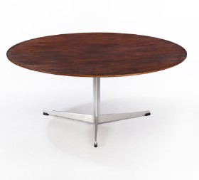 Arne Jacobsen. Circular coffee table with veneered rosewood top, Ø. 110 cm