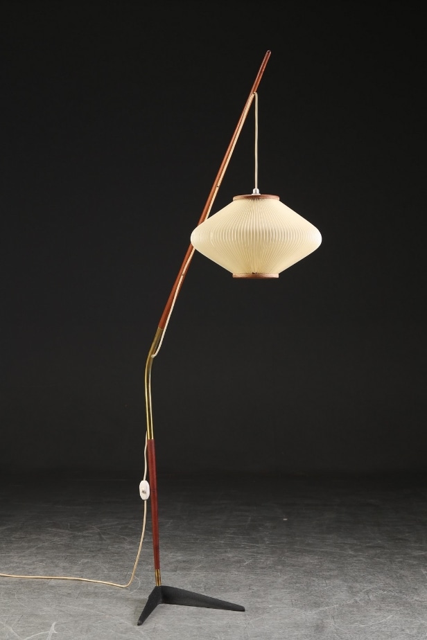 Svend Aage Holm Sørensen, tilskrevet. Standerlampe af teak og messing, 1950'erne