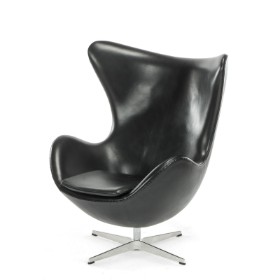 Arne Jacobsen. 'Ægget'. Lænestol / hvilestol, betrukket med sort læder, model 3316